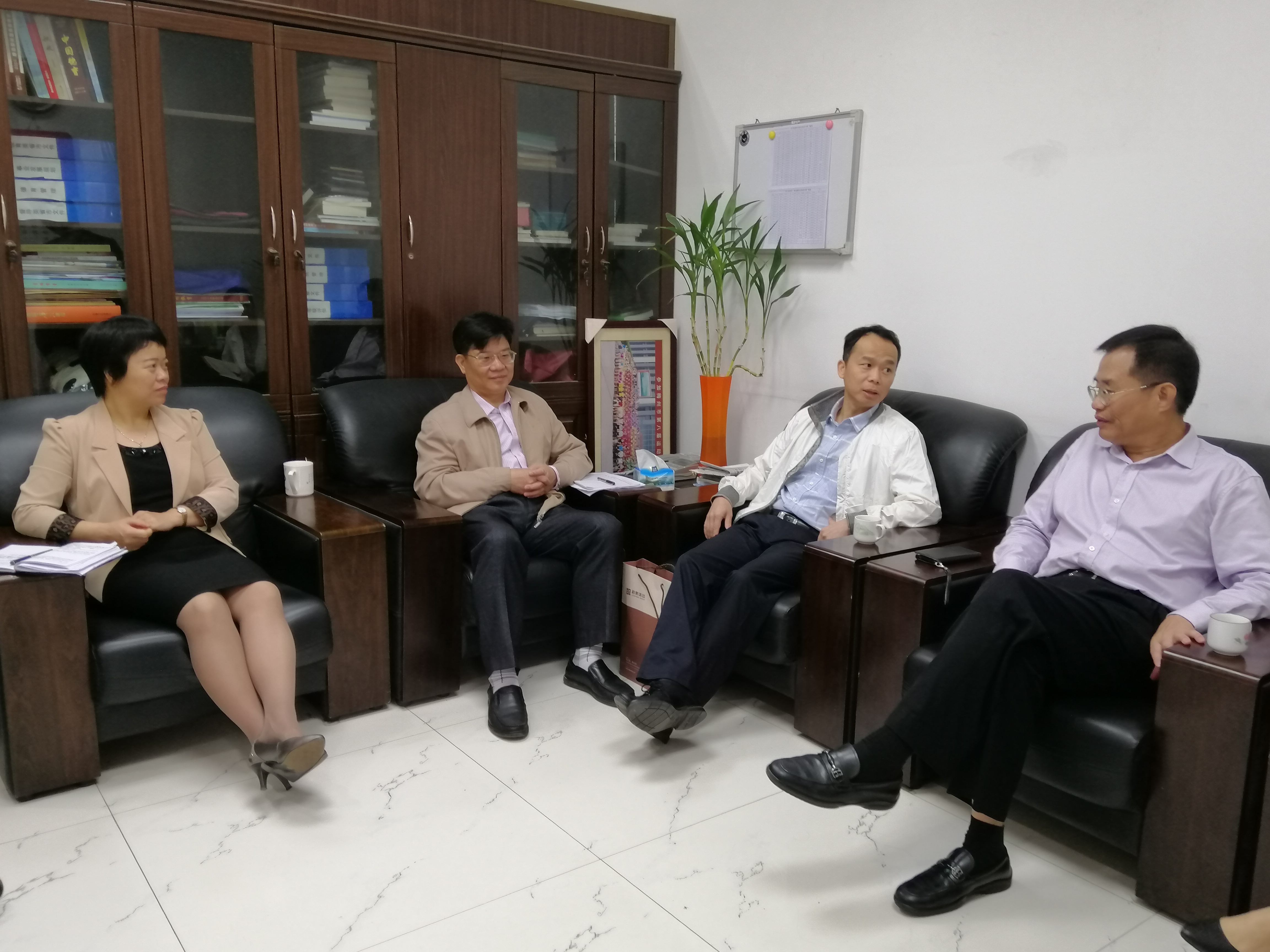 兴宁市教育局局长罗丽思、副局长张新金与调研小组亲切交流